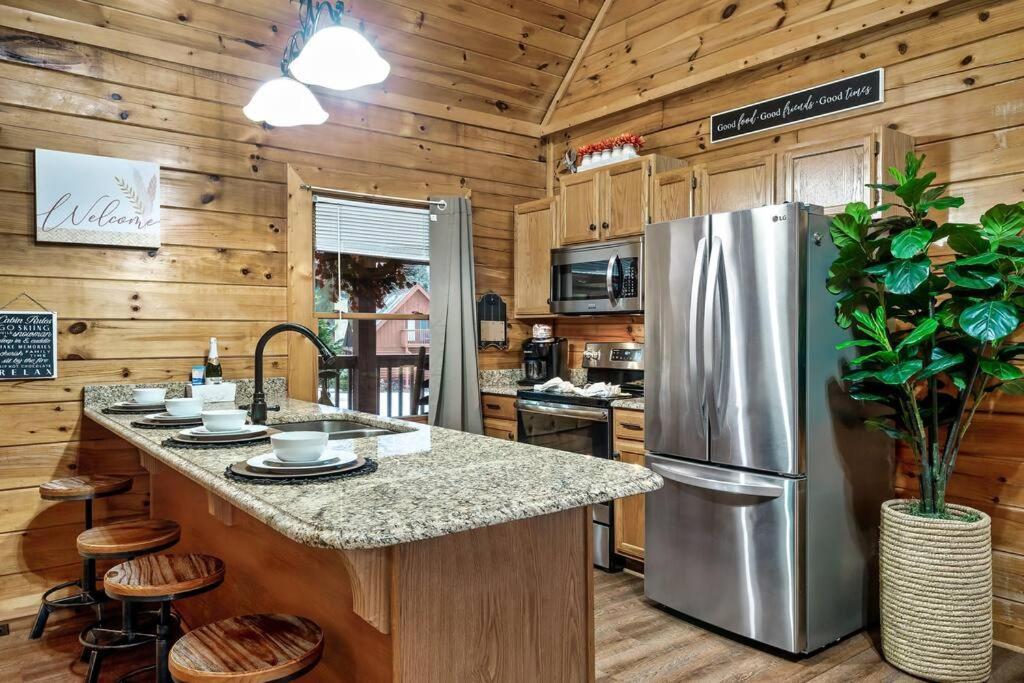 Cabin With New Hot Tub, Near Dollywood .2Bd.2Ba.Sleeps6.Bbq Sevierville Exterior photo