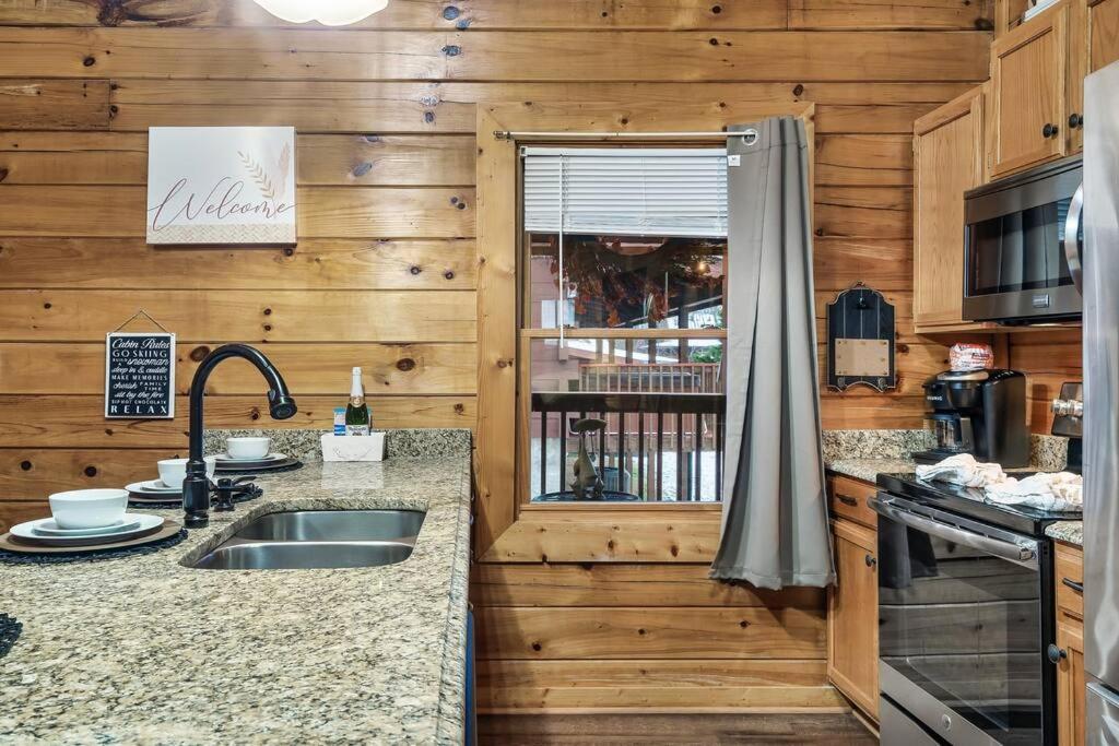 Cabin With New Hot Tub, Near Dollywood .2Bd.2Ba.Sleeps6.Bbq Sevierville Exterior photo