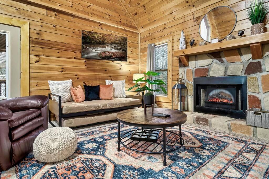 Cabin With New Hot Tub, Near Dollywood .2Bd.2Ba.Sleeps6.Bbq Sevierville Exterior photo