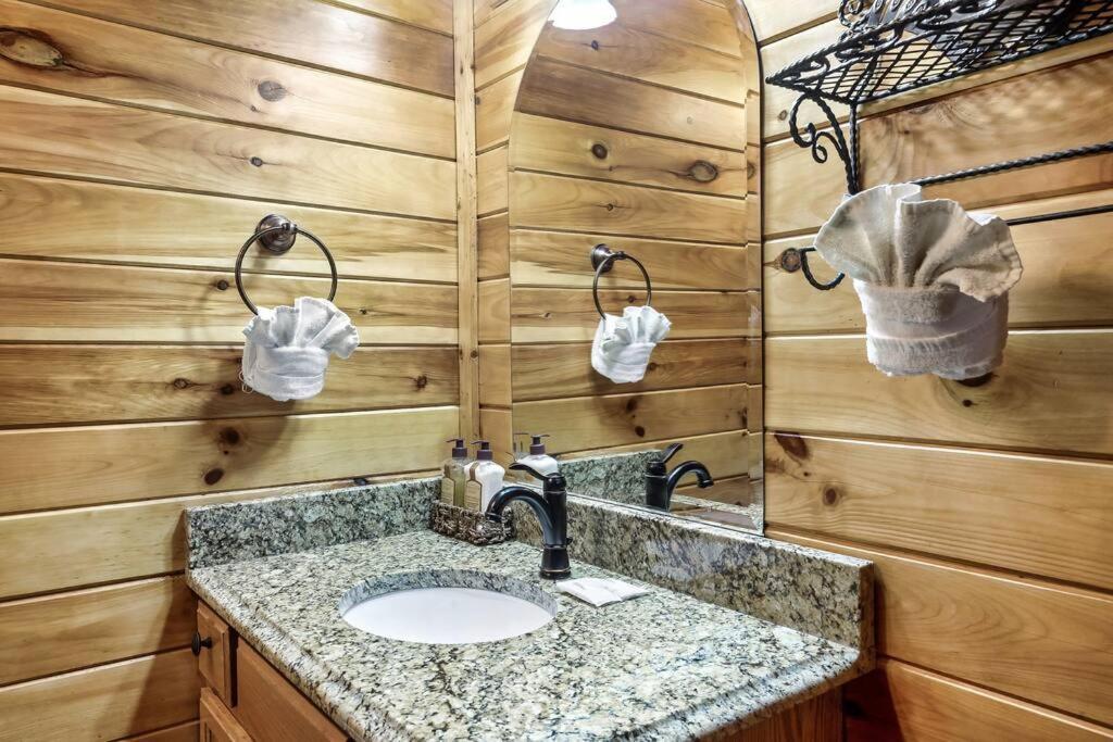 Cabin With New Hot Tub, Near Dollywood .2Bd.2Ba.Sleeps6.Bbq Sevierville Exterior photo