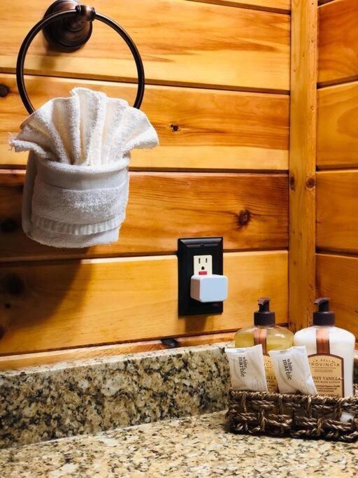 Cabin With New Hot Tub, Near Dollywood .2Bd.2Ba.Sleeps6.Bbq Sevierville Exterior photo