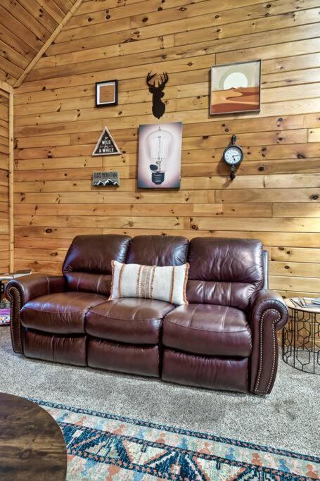 Cabin With New Hot Tub, Near Dollywood .2Bd.2Ba.Sleeps6.Bbq Sevierville Exterior photo